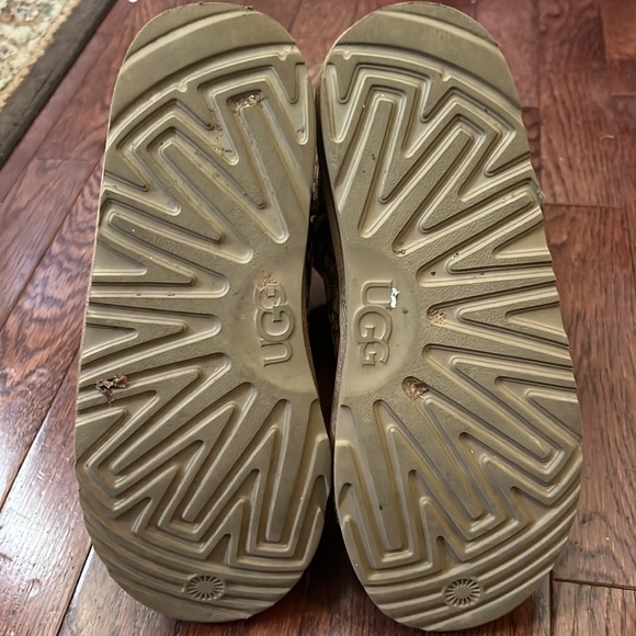 EUC tan/gold glitter cheetah print Girl Uggs - Picture 4 of 4